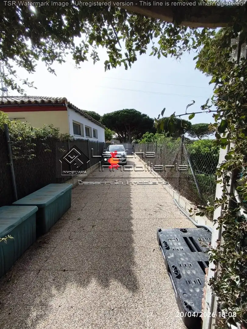 Vista exterior de Casa o xalet en venda en Chiclana de la Frontera amb Jardí privat, Piscina i Moblat