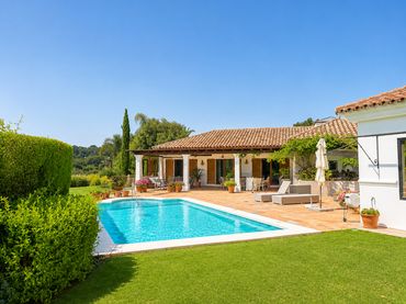 House with pool for sale in Sotogrande Alto