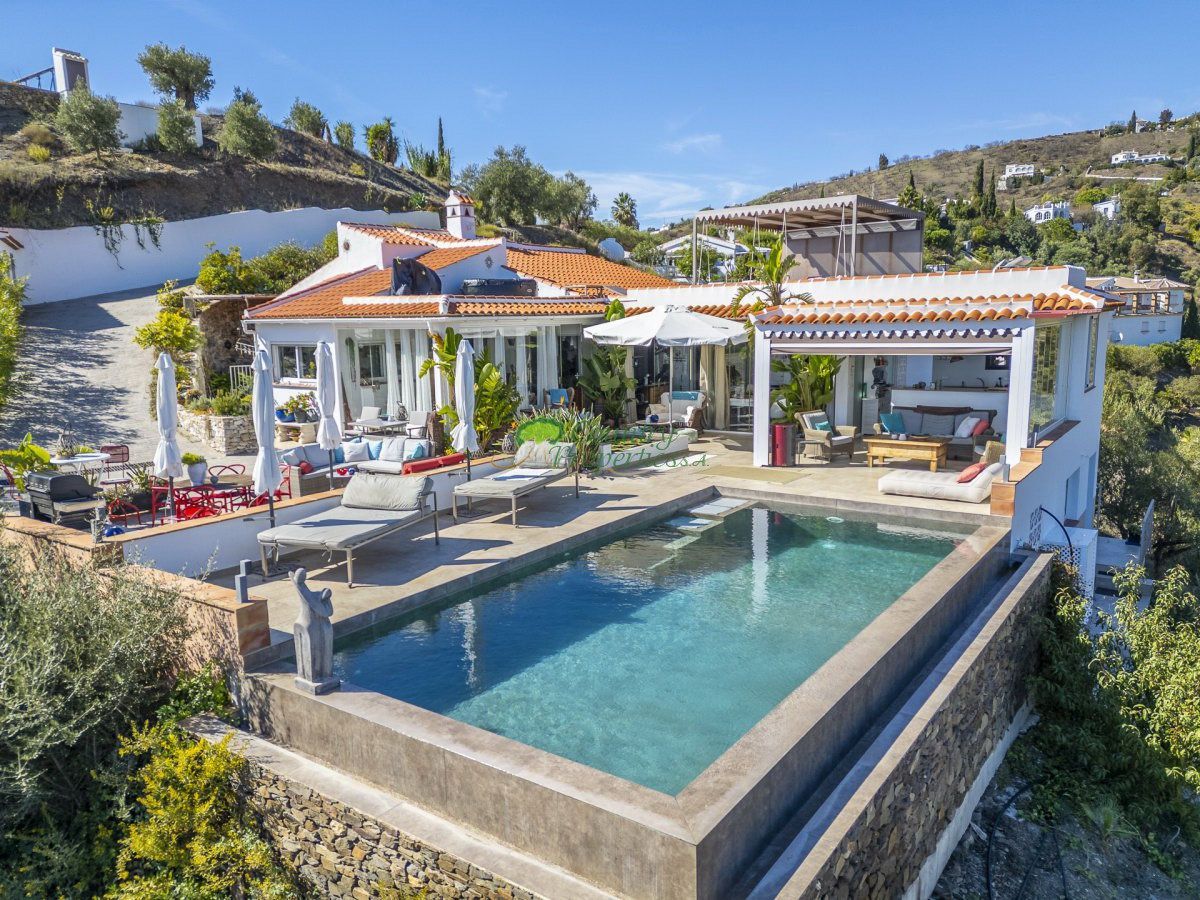 Vista exterior de Finca rústica en venda en Cómpeta amb Aire condicionat, Calefacció i Jardí privat