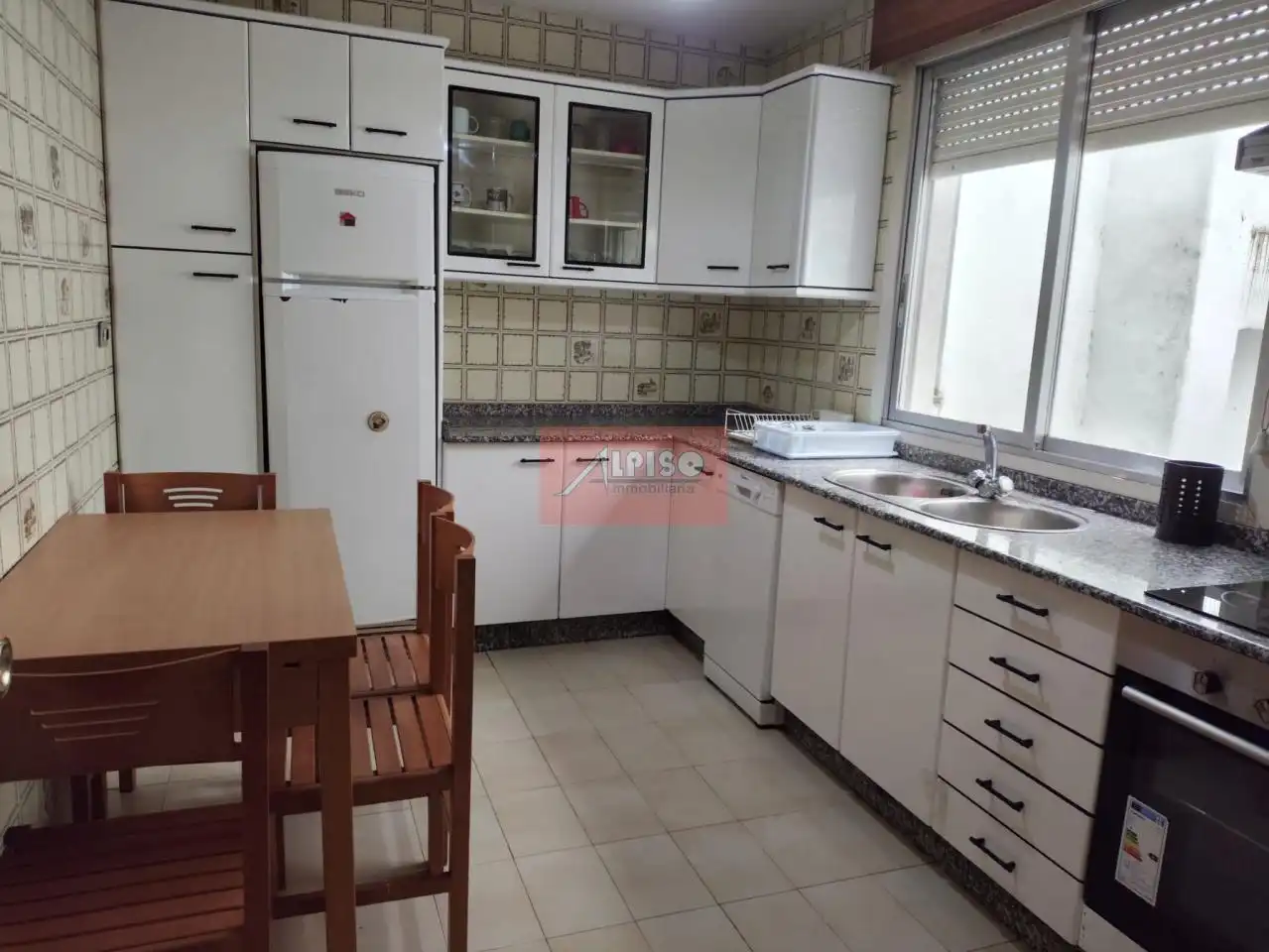 Cuina de Pis de lloguer en Ourense Capital  amb Calefacció, Parquet i Traster