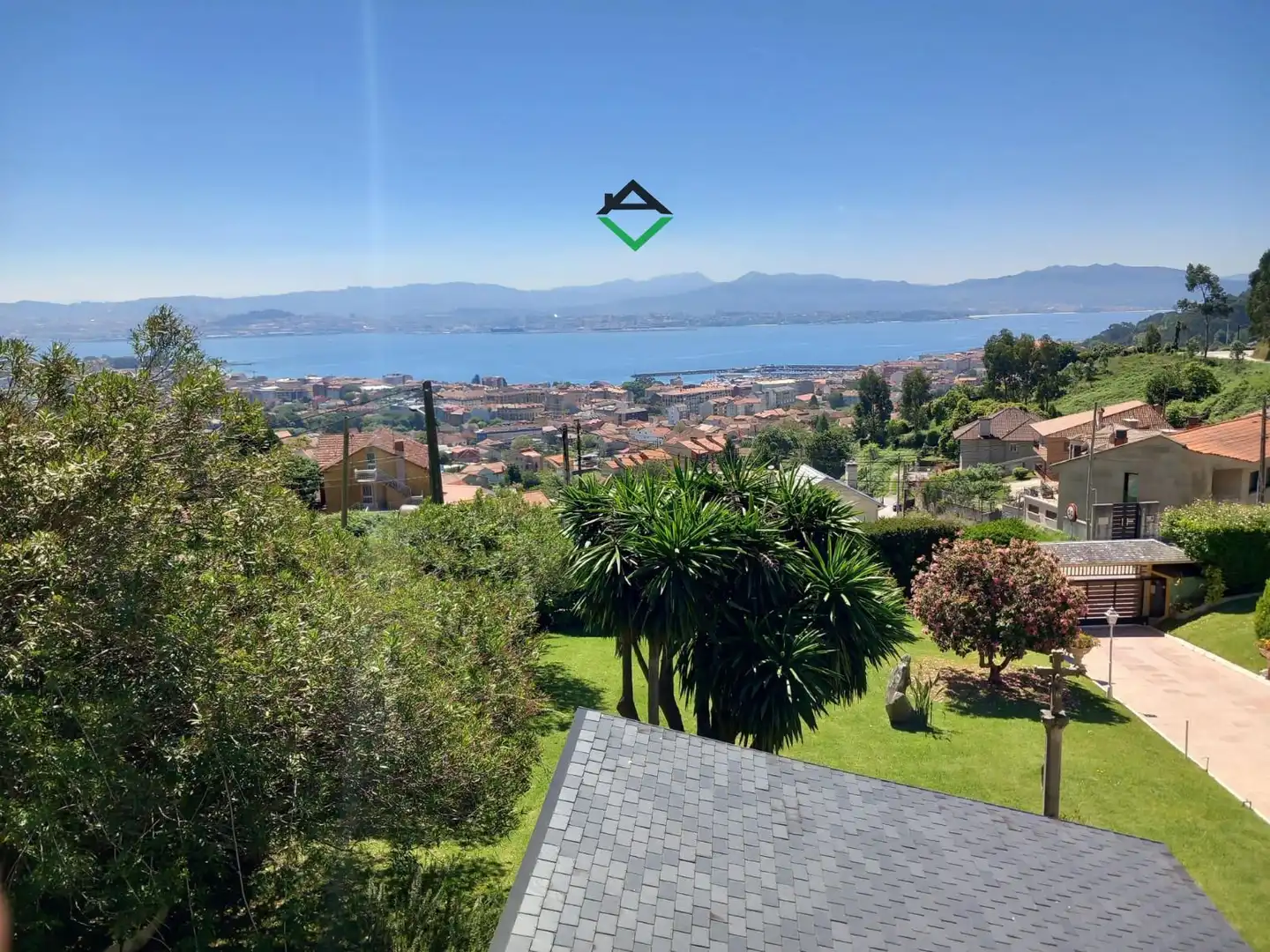 Vista exterior de Casa o xalet en venda en Cangas  amb Calefacció, Terrassa i Traster