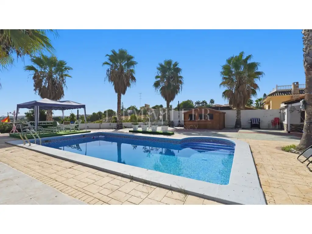 Swimming pool of Houses for sale in La Huerta  