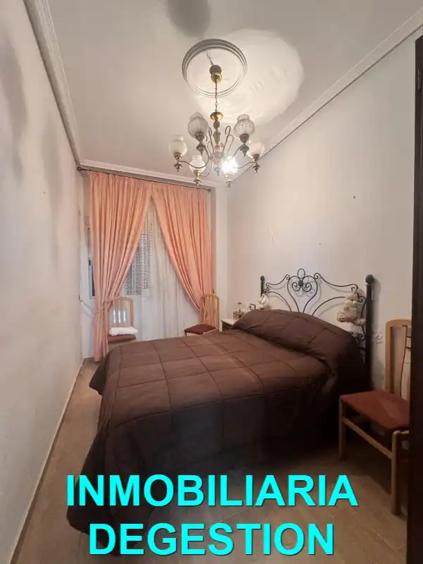 Dormitori de Casa o xalet en venda en Linares amb Aire condicionat, Jardí privat i Terrassa
