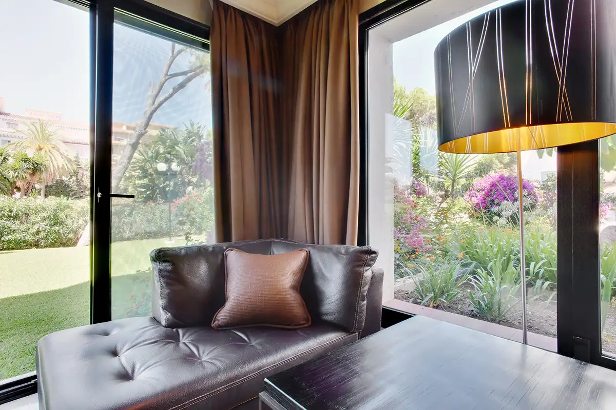 Wohnzimmer von Erdgeschoss zur Miete in Marbella mit Klimaanlage, Terrasse und Schwimmbad