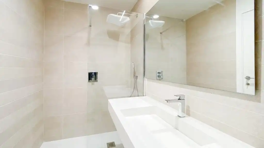 Badezimmer von Wohnung zur Miete in Málaga mit Klimaanlage, Heizung und Privatgarten
