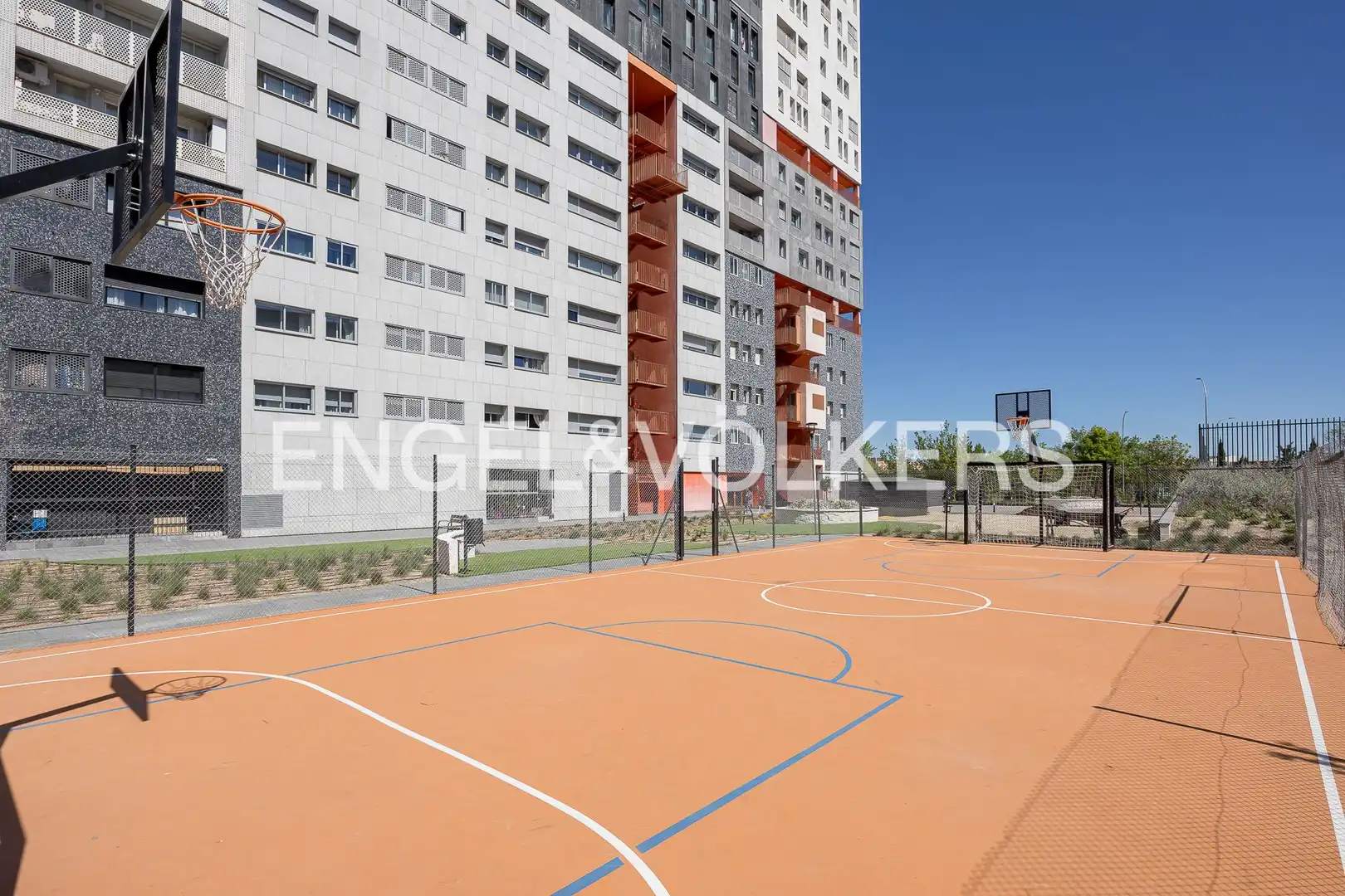 Vista exterior de Piso en venta en Madrid con Calefacción, Trastero y Piscina