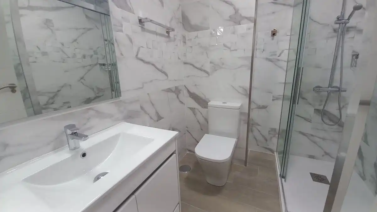Badezimmer von Wohnung zur Miete in A Coruña Capital  mit Heizung und Parkett