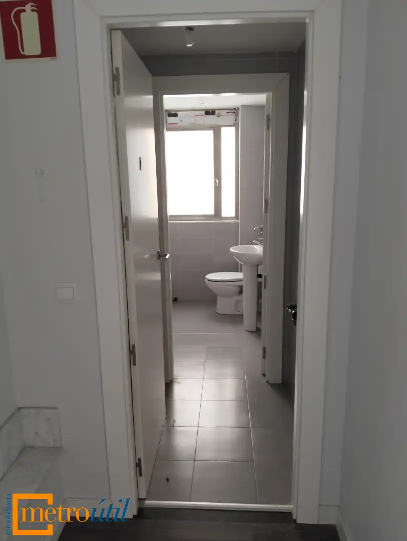 Bany de Local en venda en Villamayor amb Calefacció