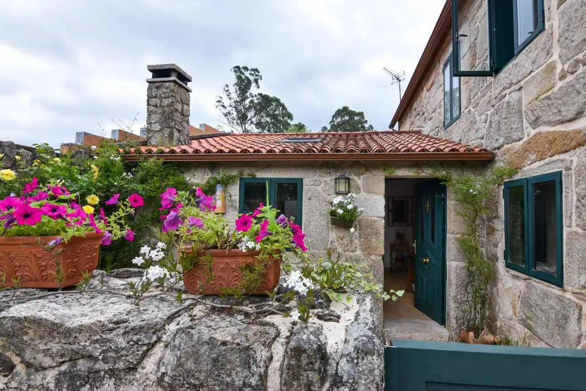 Vista exterior de Casa o xalet en venda en Mondariz amb Jardí privat, Terrassa i Traster