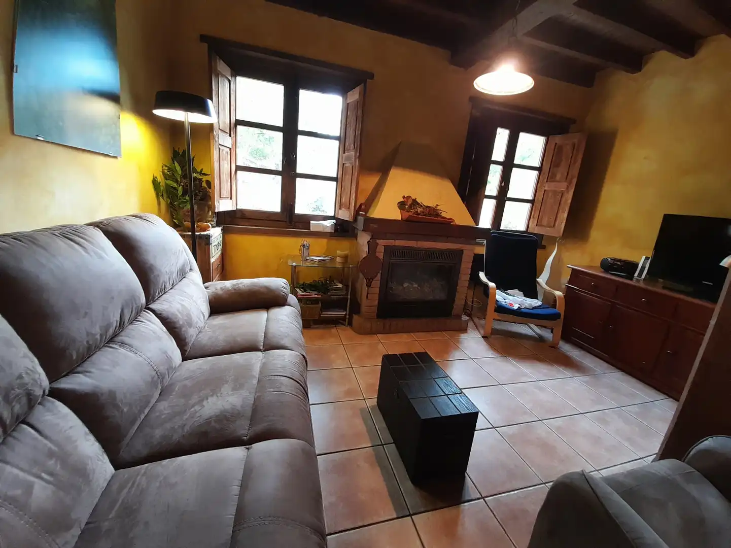 Sala d'estar de Casa adosada en venda en Caso amb Calefacció, Terrassa i Traster