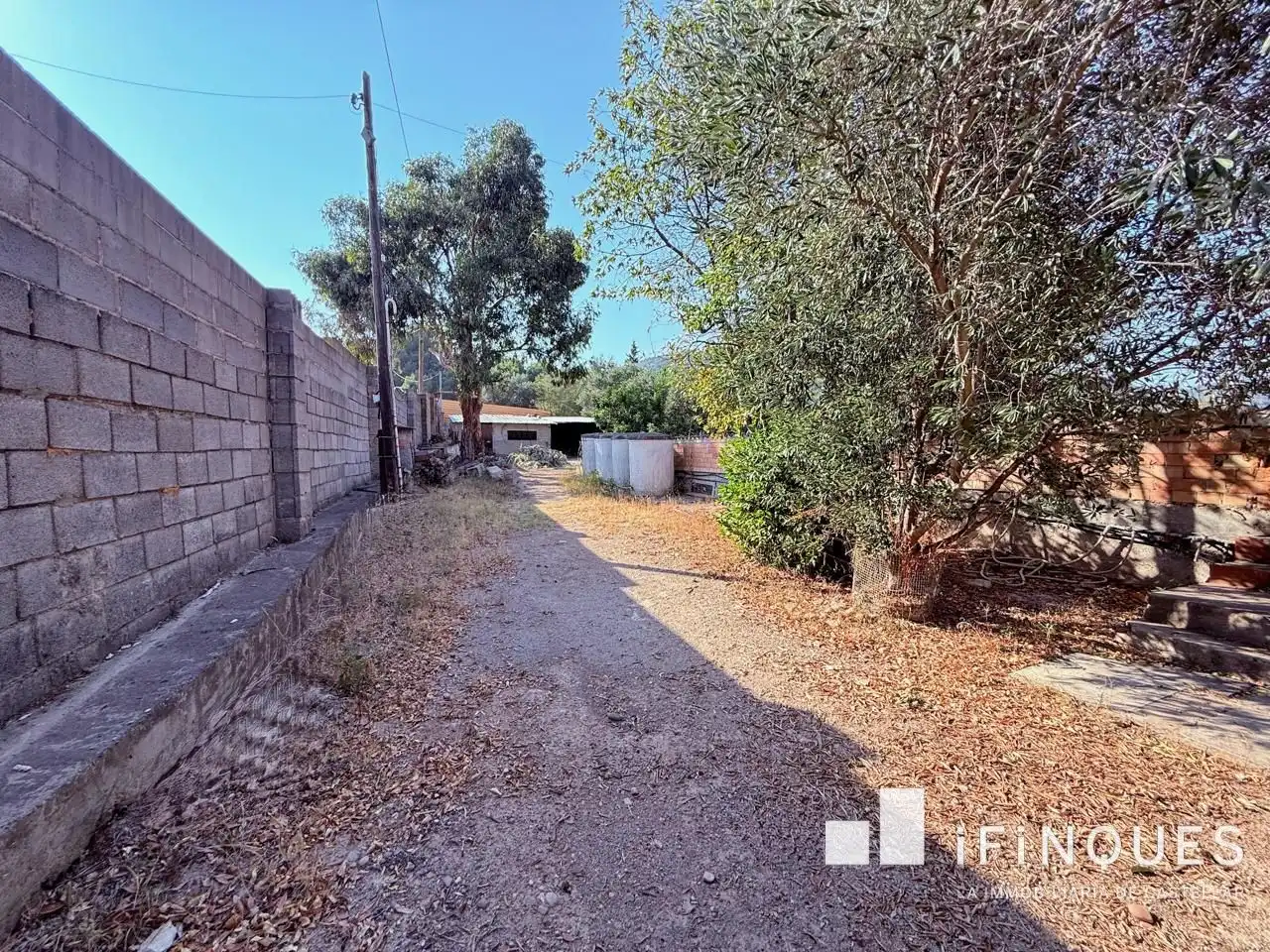 Vista exterior de Casa o xalet en venda en Castellar del Vallès amb Aire condicionat, Jardí privat i Traster