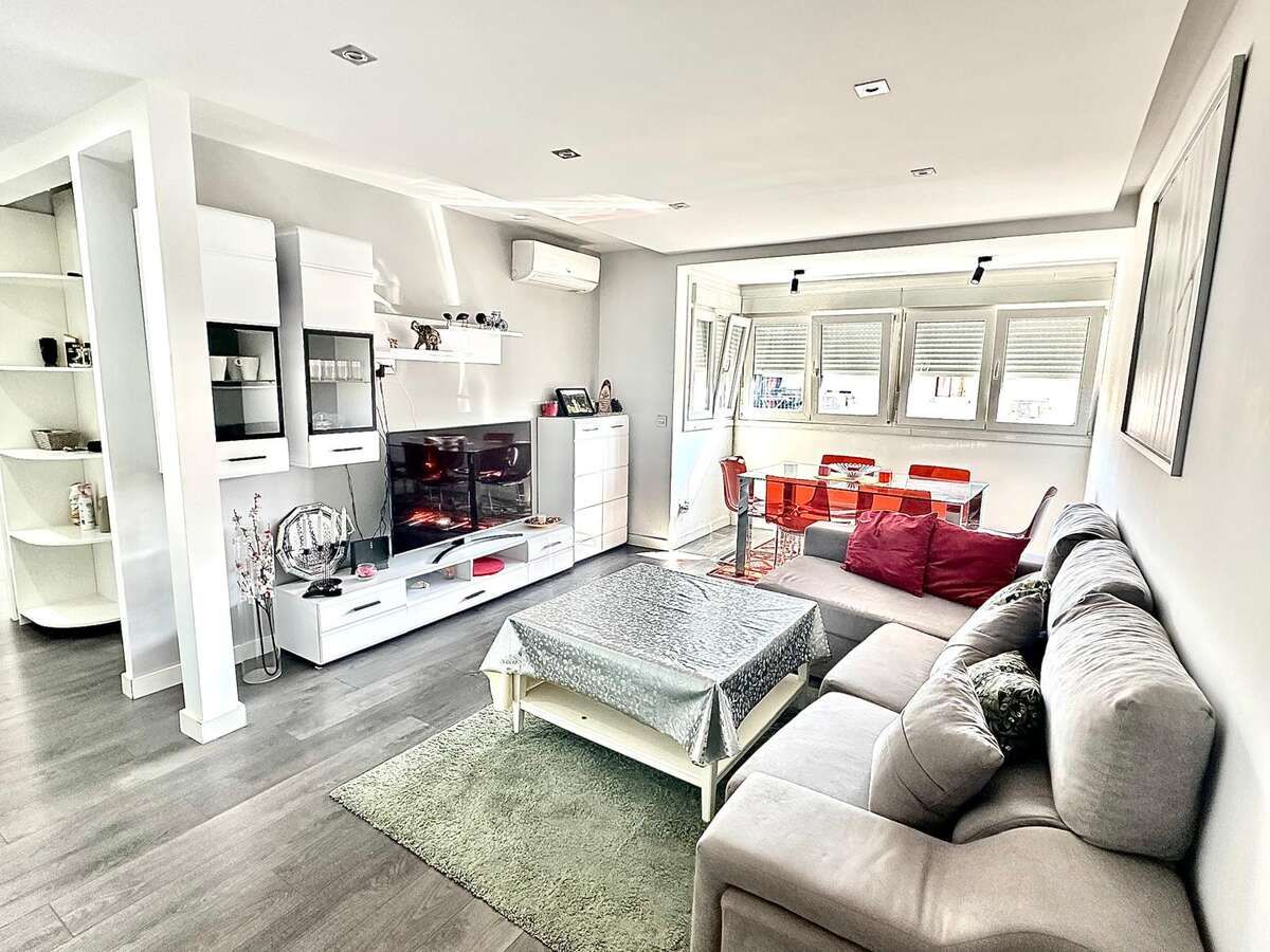 Living room of Flat for sale in Parla  with Air Conditioner, Oven and Microwave