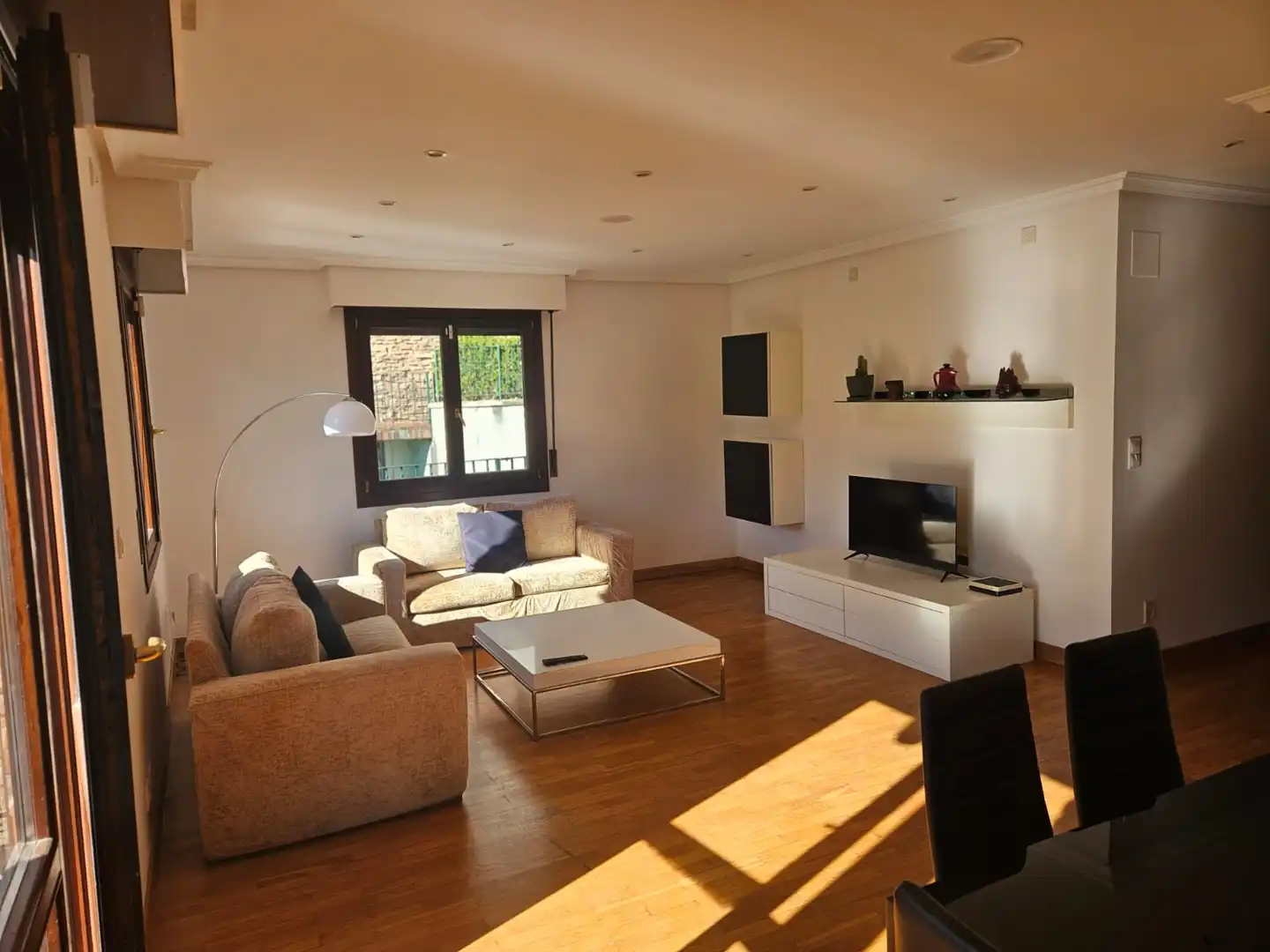Wohnzimmer von Einfamilien-Reihenhaus zum Verkauf in Aia mit Heizung, Privatgarten und Terrasse