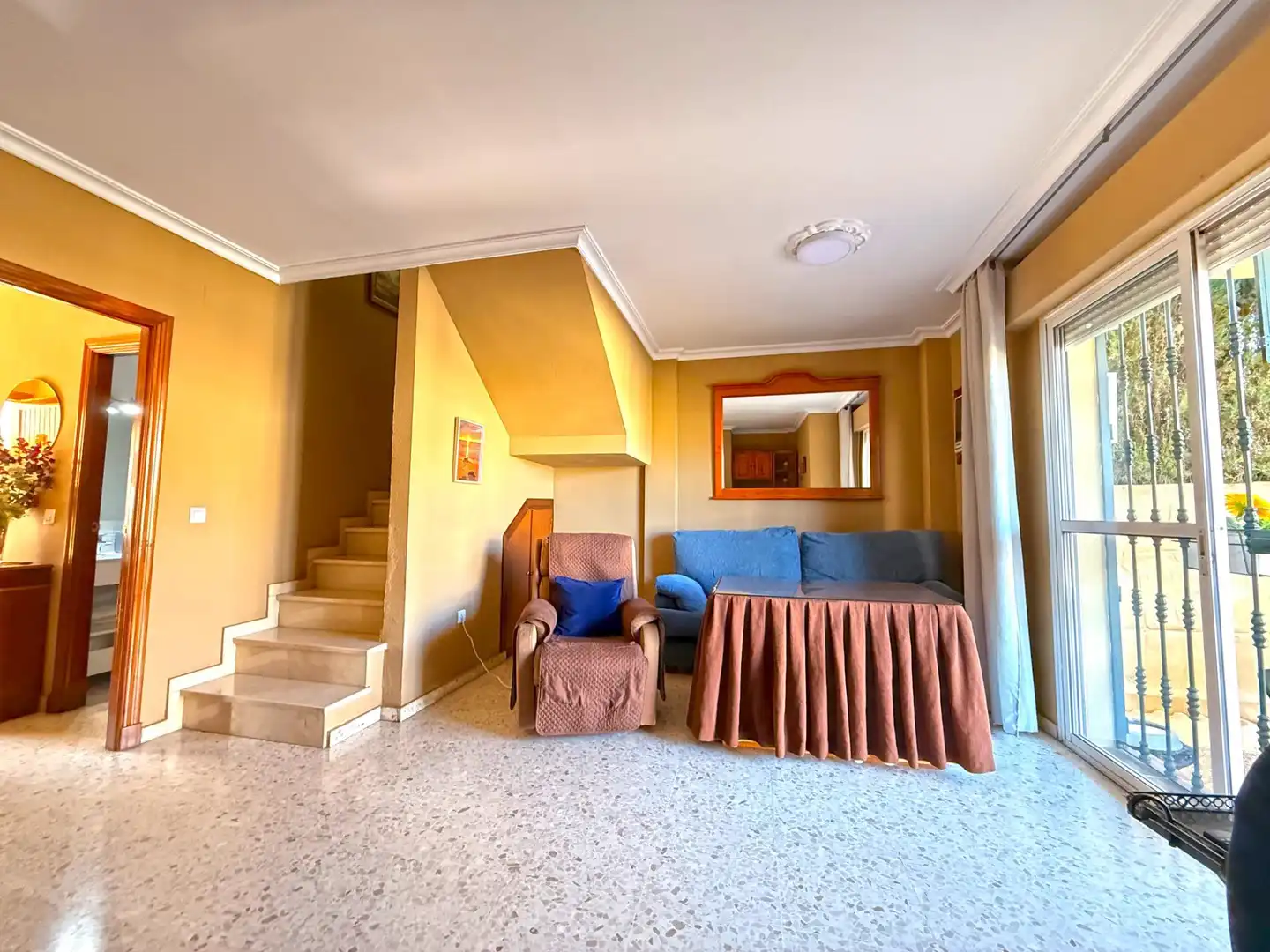 Sala de estar de Casa adosada en venta en Tomares con Jardín privado