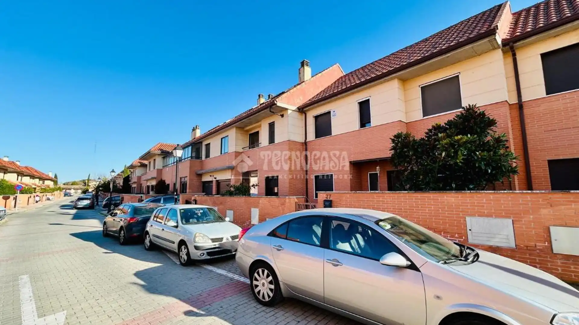 Außenansicht von Einfamilien-Reihenhaus zum Verkauf in Viana de Cega mit Heizung