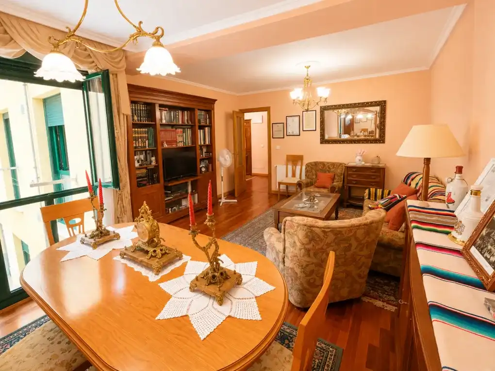 Sala de estar de Apartamento en venta en Cabrales con Calefacción y Amueblado