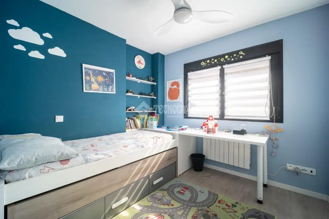 Habitación de Casa adosada en venta en Mejorada del Campo con Alarma y Piscina comunitaria