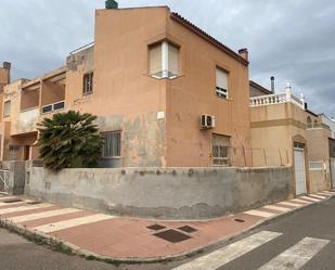 Vista exterior de Casa o xalet en venda en Roquetas de Mar amb Calefacció, Terrassa i Traster
