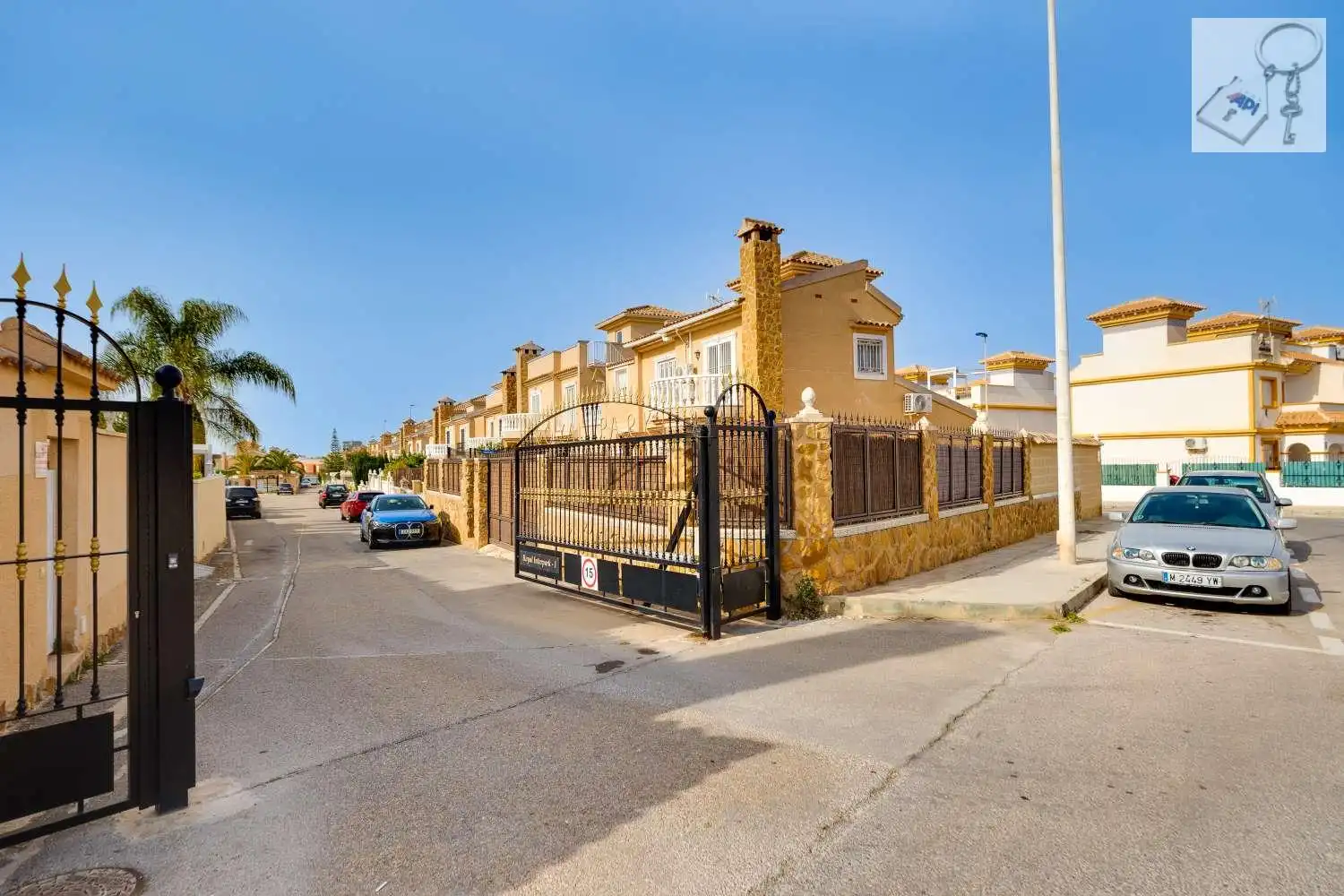 Vista exterior de Casa o chalet en venta en Torrevieja con Terraza y Piscina