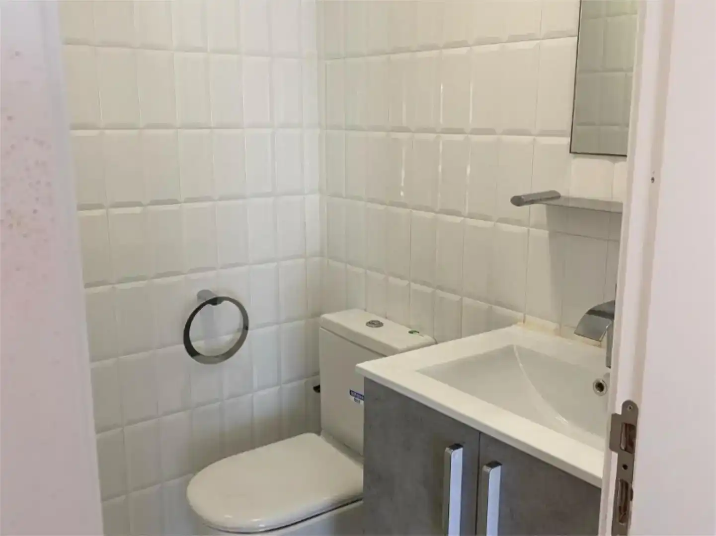 Badezimmer von Geschaftsraum zur Miete in La Manga del Mar Menor mit Klimaanlage und Parkett