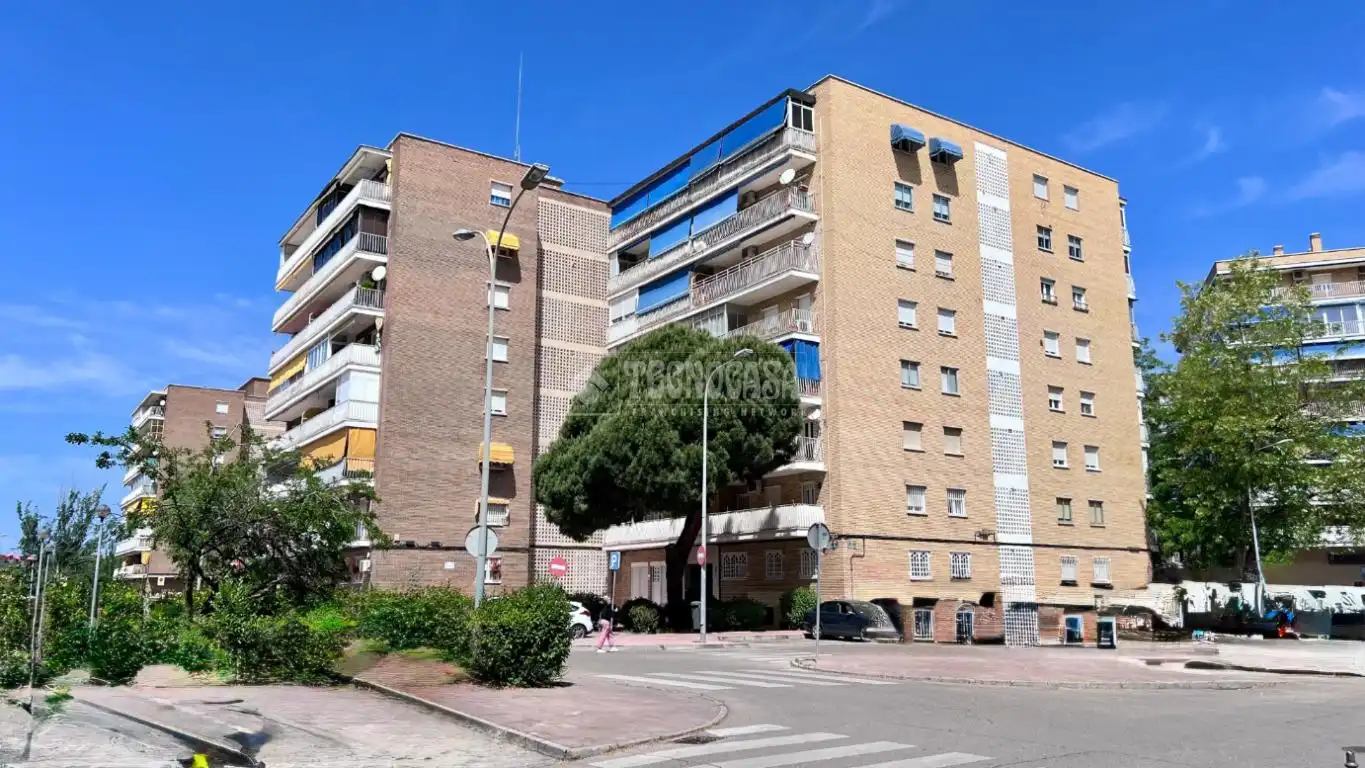 Vista exterior de Piso en venta en Alcalá de Henares