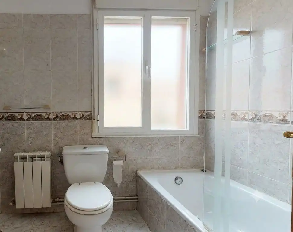 Bany de Apartament en venda en  Logroño amb Calefacció i Parquet