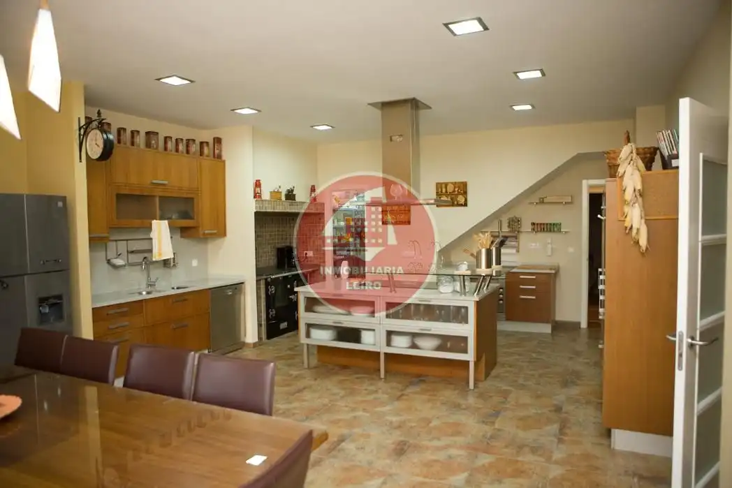 Cuina de Casa o xalet en venda en Pontevedra Capital  amb Jardí privat, Terrassa i Moblat