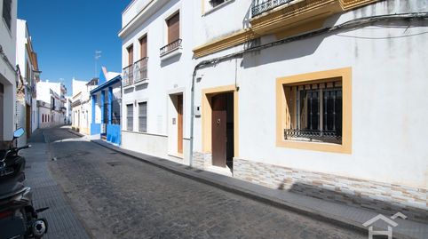 Casa tradicional con patio y acceso por dos calles en el centro de Ayamonte