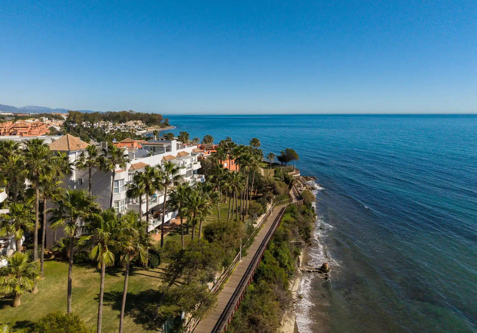 Vista exterior de Apartament en venda en Estepona amb Aire condicionat, Jardí privat i Terrassa