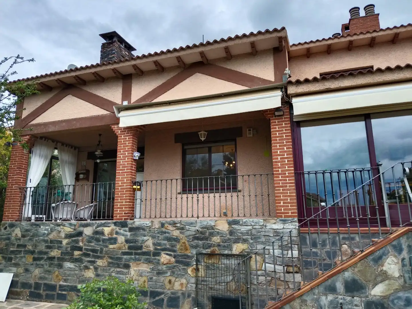 Vista exterior de Casa adosada en venta en La Lastrilla  con Aire acondicionado, Calefacción y Jardín privado
