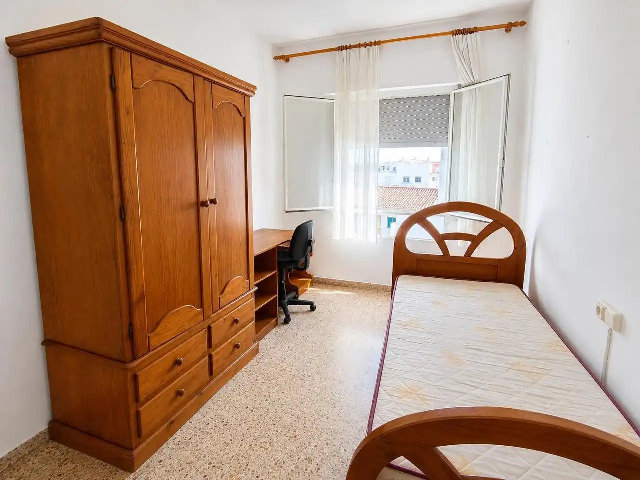 Schlafzimmer von Dachboden zum Verkauf in Oliva mit Terrasse und Abstellraum