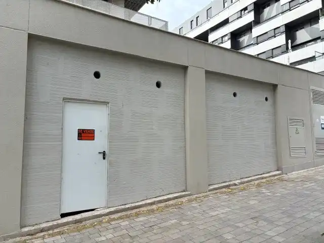 Vista exterior de Local en venda en Madrid