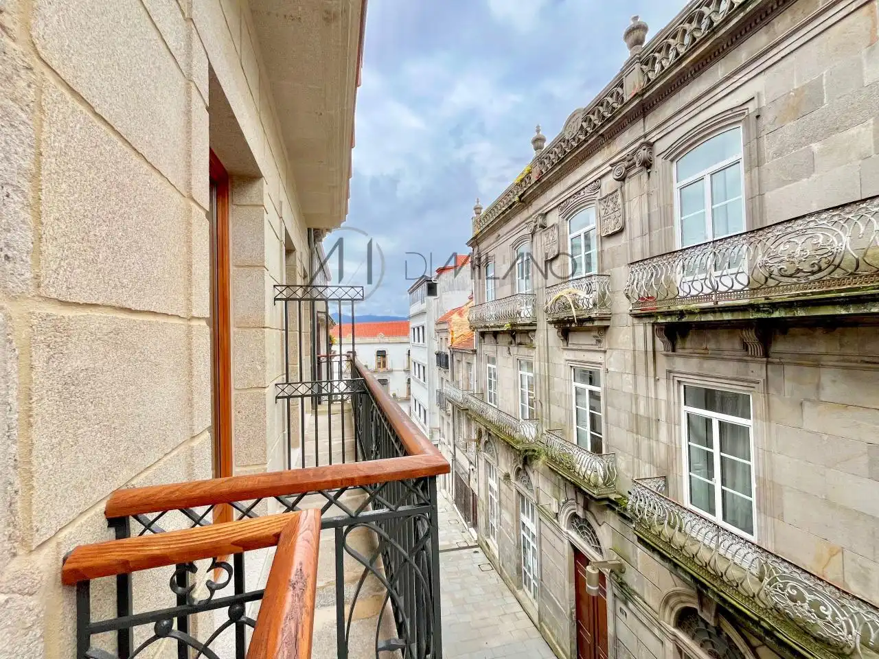 Vista exterior de Estudi de lloguer en Vigo  amb Calefacció, Parquet i Moblat