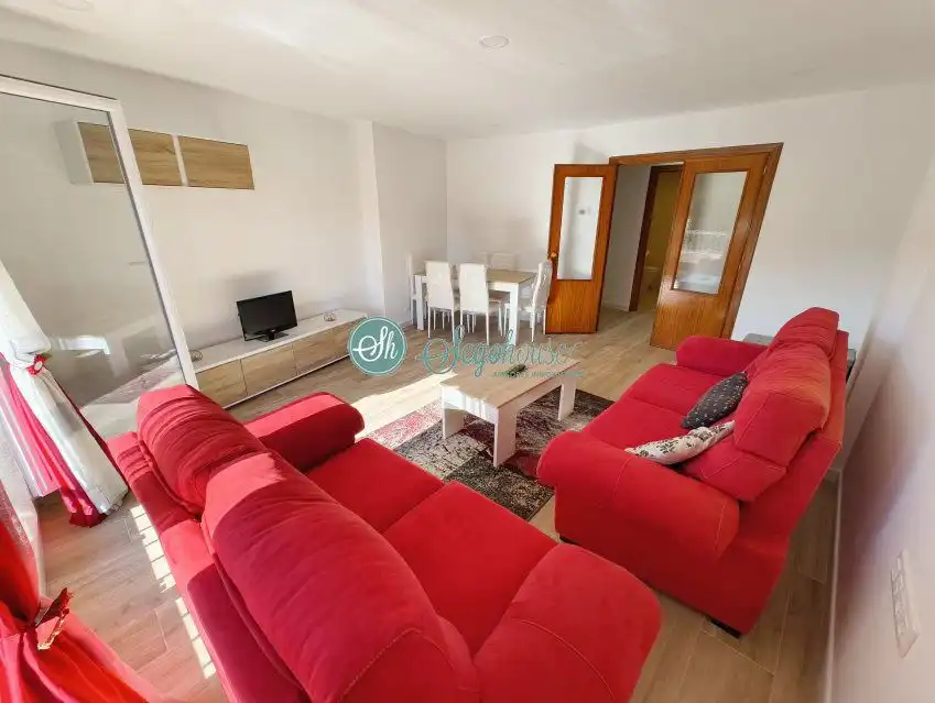 Sala d'estar de Pis de lloguer en Segovia amb Calefacció, Terrassa i Balcó