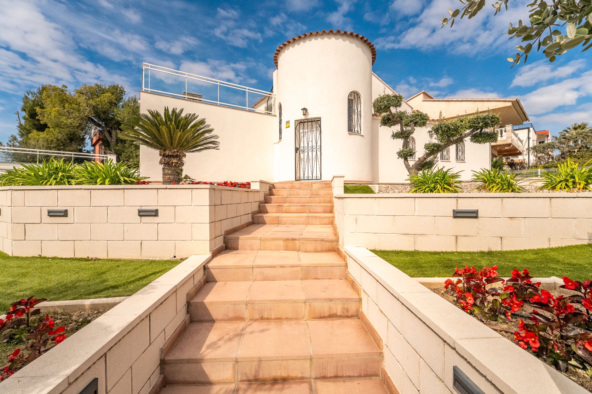 Vista exterior de Casa o xalet en venda en Cambrils amb Aire condicionat, Jardí privat i Terrassa
