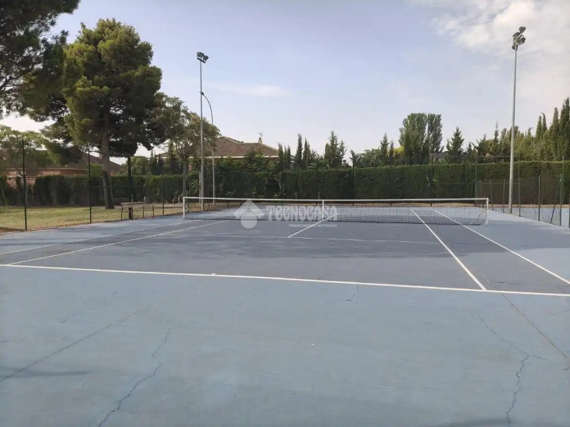 Aparcament de Casa adosada en venda en Zaragoza amb Piscina comunitària