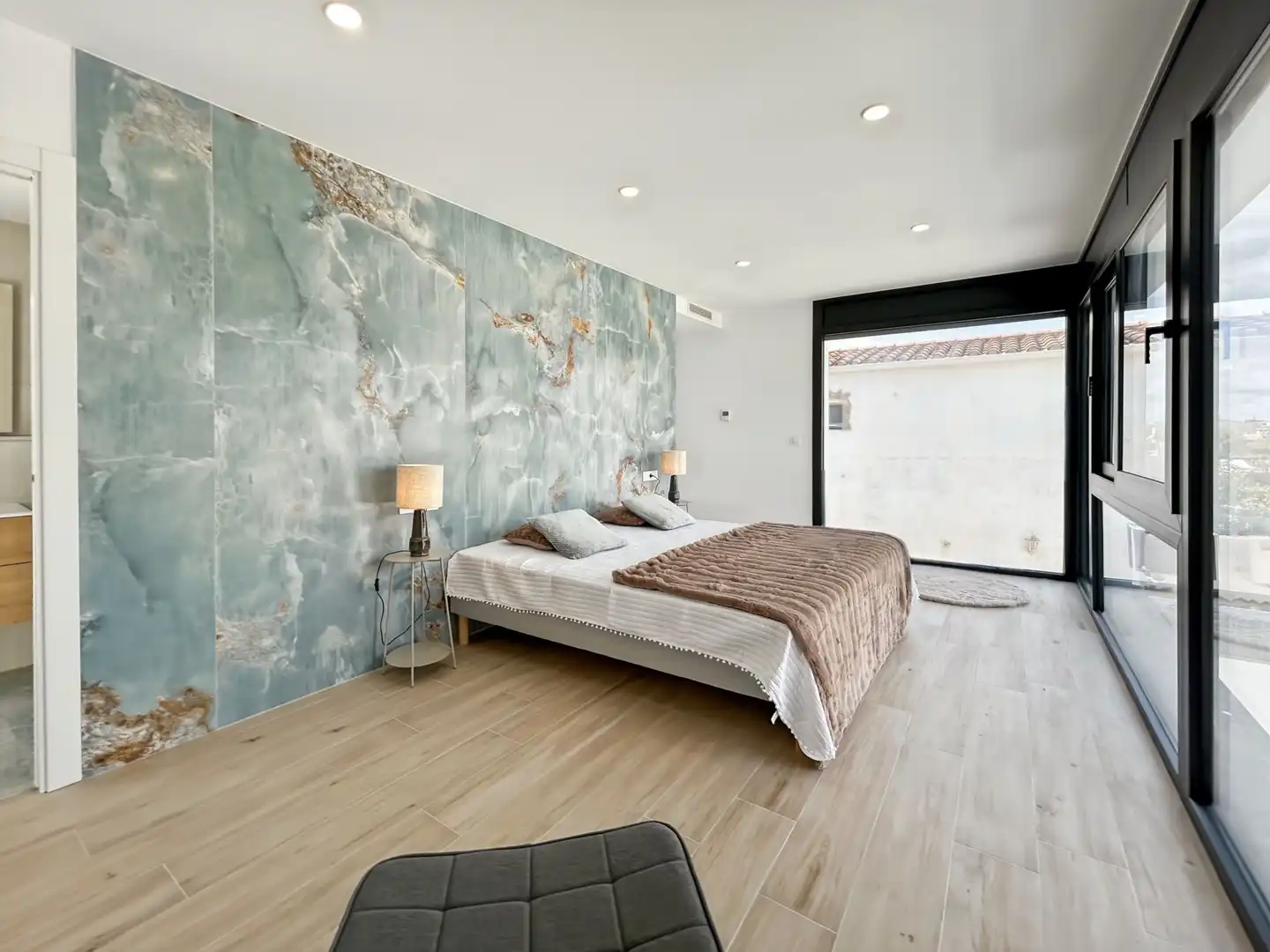 Schlafzimmer von Einfamilien-Reihenhaus zum Verkauf in Empuriabrava mit Klimaanlage, Heizung und Schwimmbad