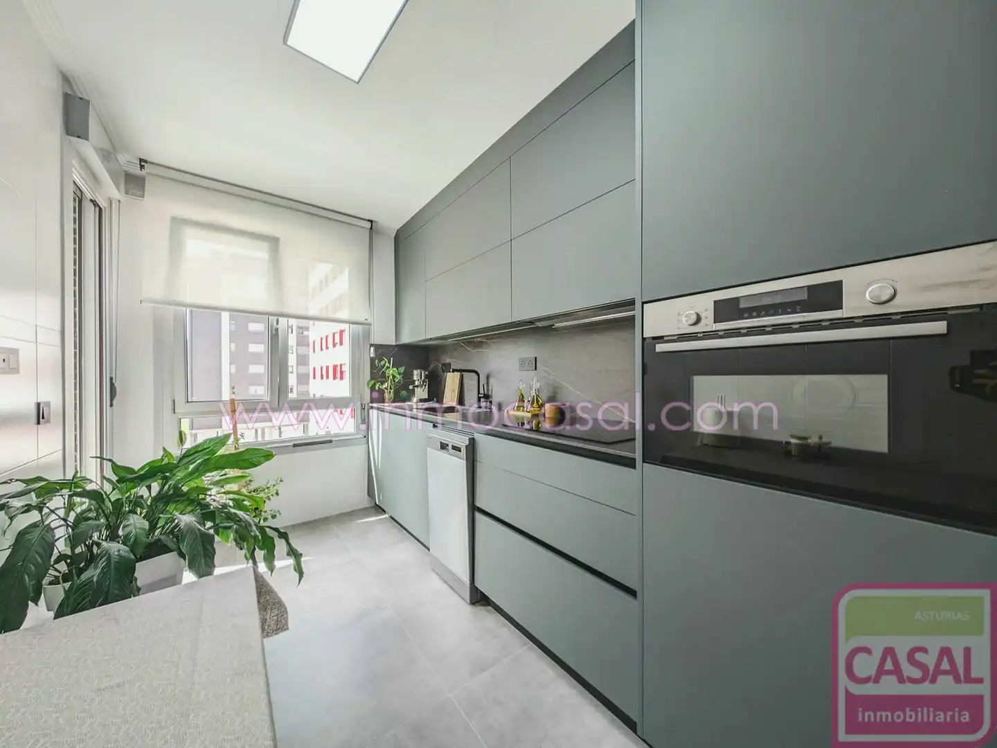 Cocina de Piso en venta en Oviedo  con Calefacción, Terraza y Trastero