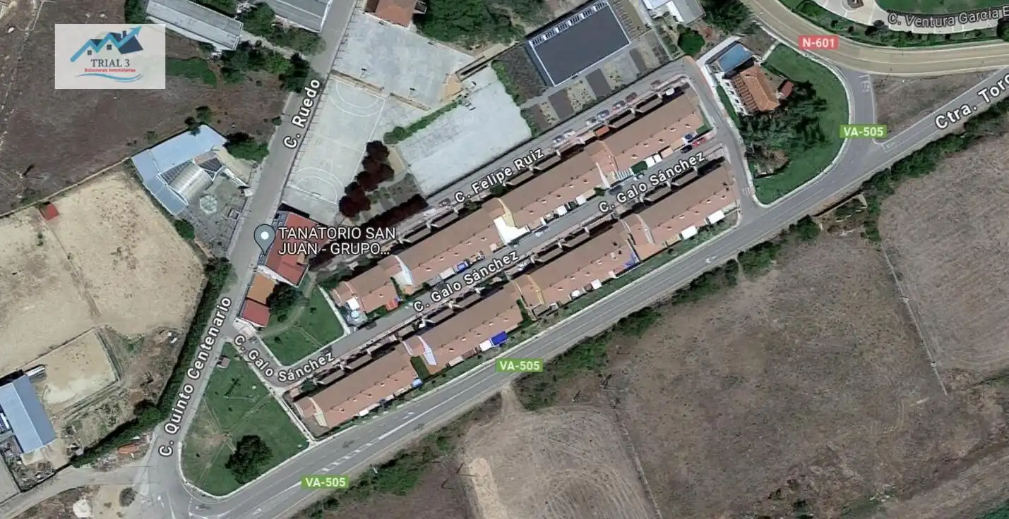Vista exterior de Casa adosada en venda en Medina de Rioseco amb Jardí privat