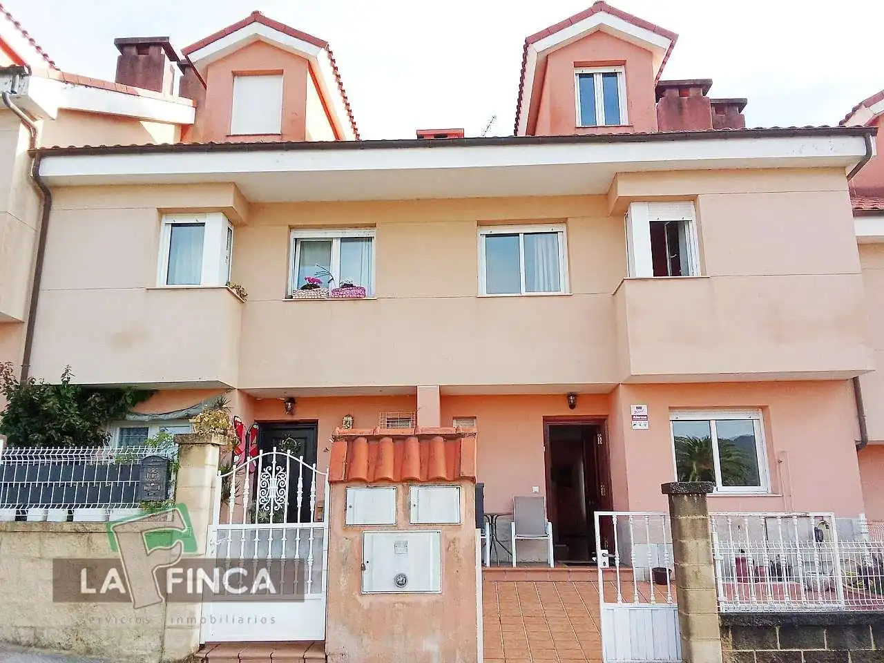 Vista exterior de Casa o xalet en venda en Soto del Barco amb Calefacció, Parquet i Terrassa
