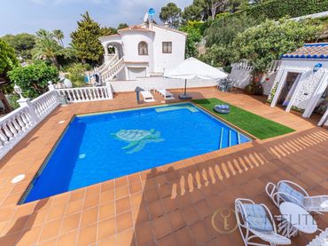 Casa amb piscina en venda a Calle Alejandria
