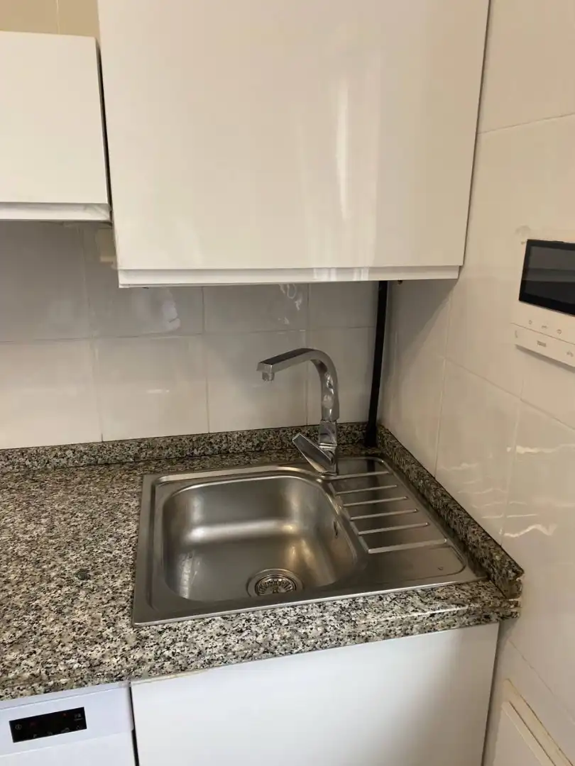 Cuina de Pis en venda en Oviedo  amb Calefacció, Parquet i Moblat
