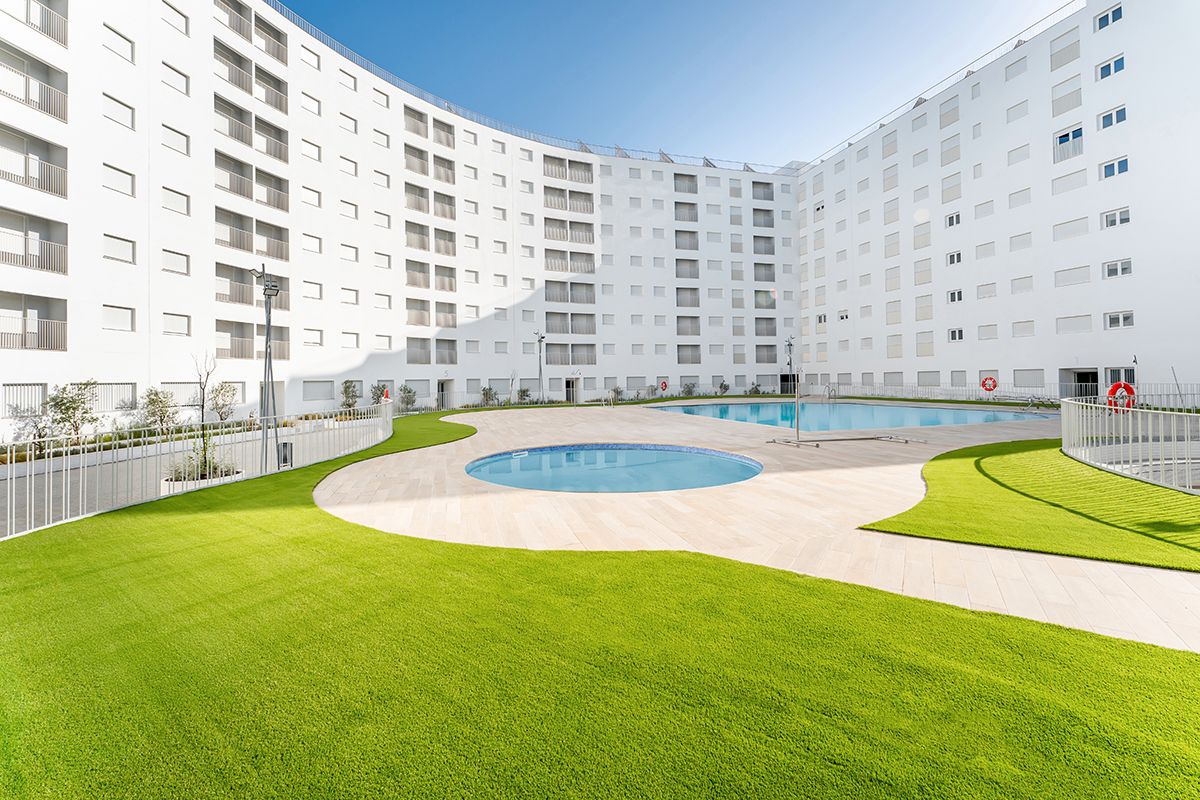 Außenansicht von Wohnung zum Verkauf in  Sevilla Capital mit Klimaanlage, Abstellraum und Gemeinschaftspool