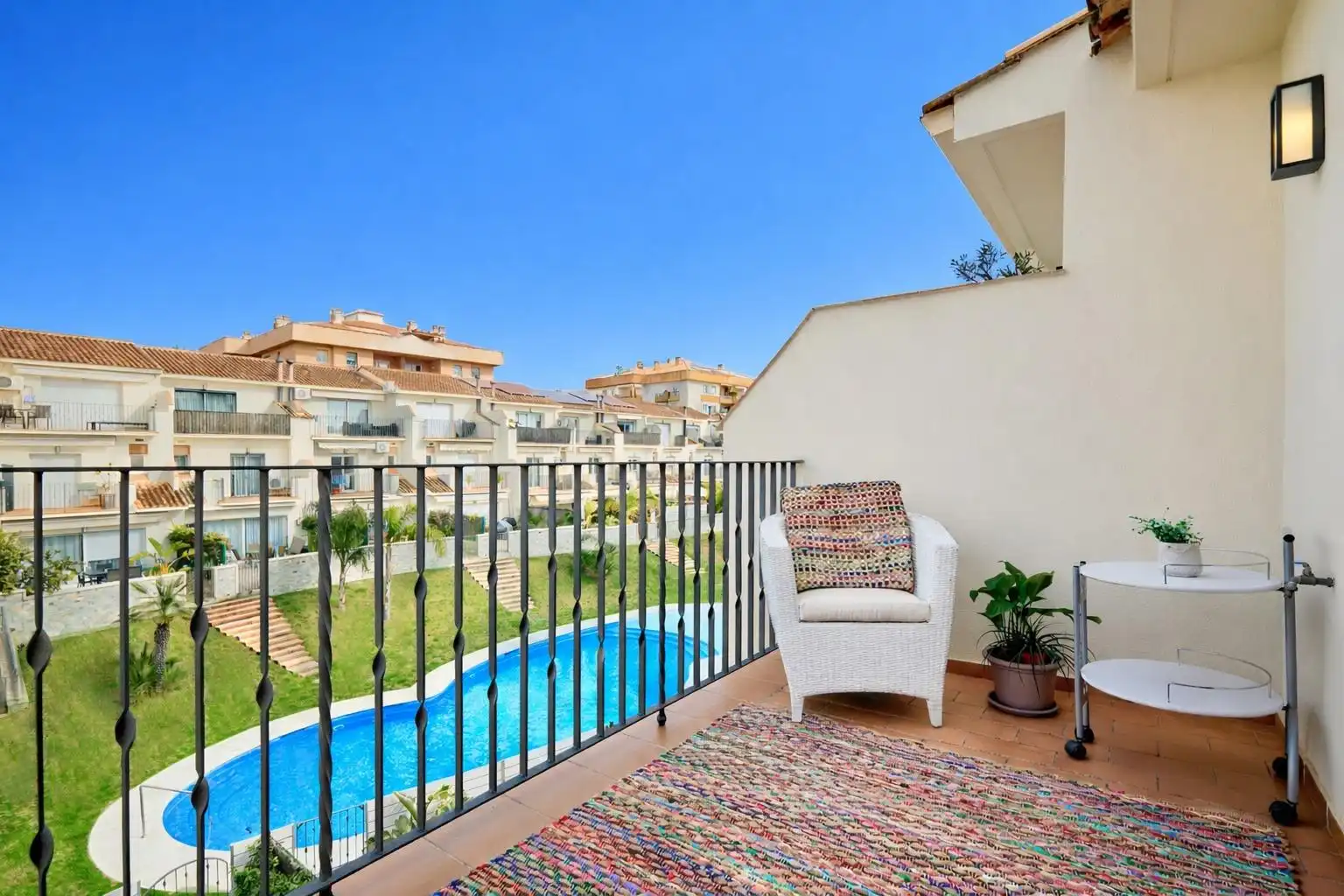 Terrasse von Einfamilien-Reihenhaus zum Verkauf in Sitges mit Klimaanlage, Heizung und Privatgarten