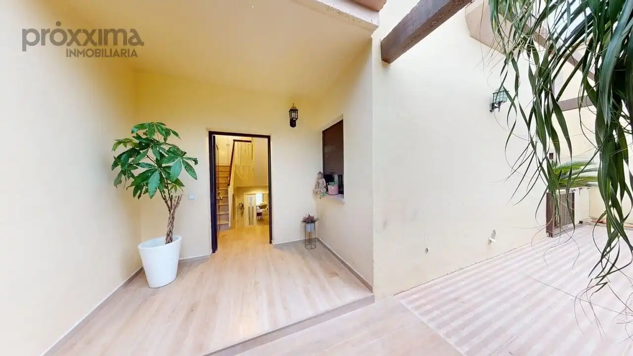 Casa adosada en venda en Guillena amb Jardí privat, Traster i Piscina comunitària