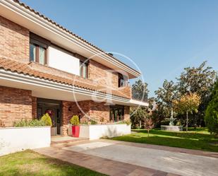 Vista exterior de Casa o xalet en venda en Pozuelo de Alarcón amb Aire condicionat, Calefacció i Jardí privat