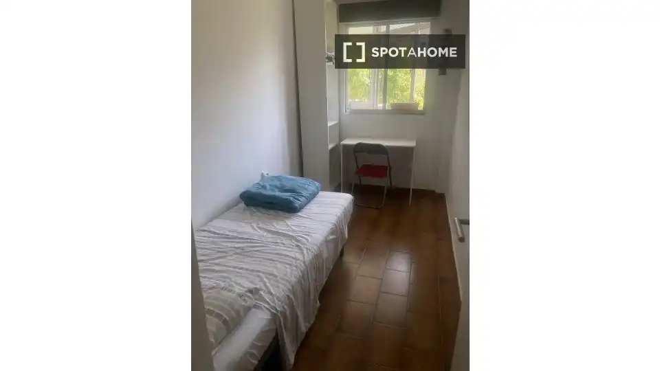Dormitori de Apartament per a compartir en Sevilla amb Aire condicionat, Terrassa i Moblat