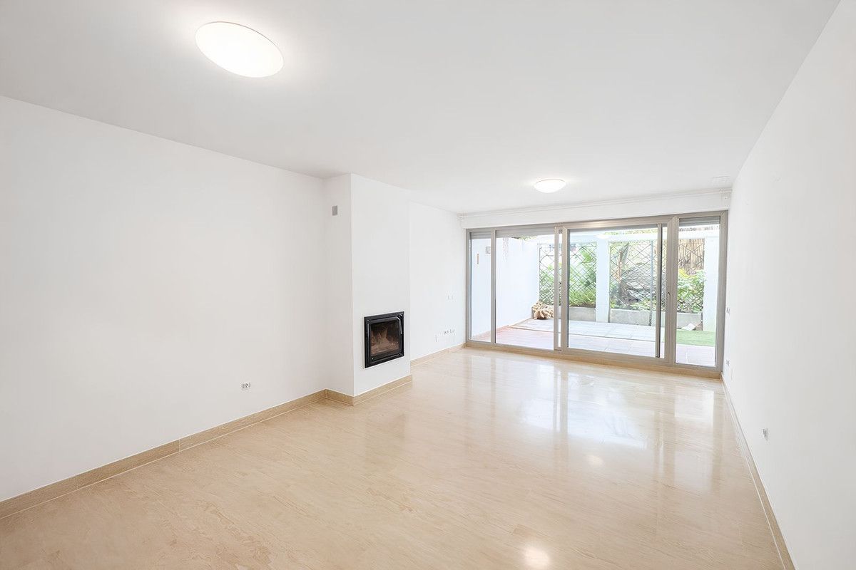 Wohnzimmer von Erdgeschoss zum Verkauf in Mijas mit Klimaanlage, Heizung und Privatgarten