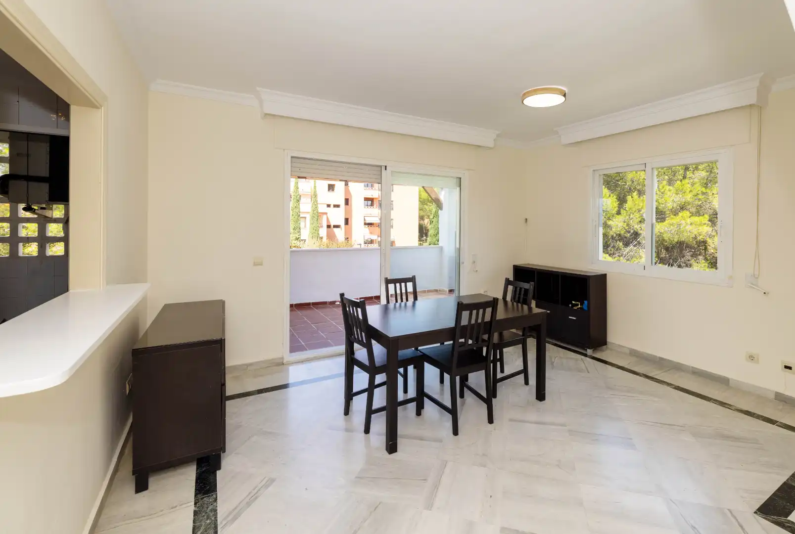 Esszimmer von Dachboden zum Verkauf in Marbella mit Klimaanlage, Heizung und Terrasse