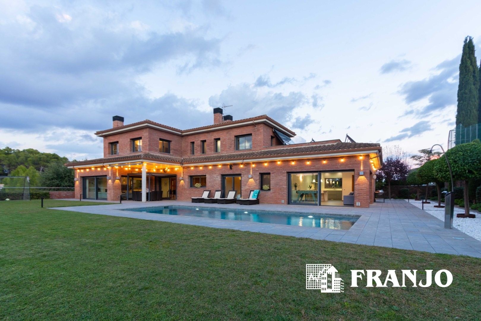 Vista exterior de Casa o xalet en venda en Cerdanyola del Vallès amb Aire condicionat, Calefacció i Piscina